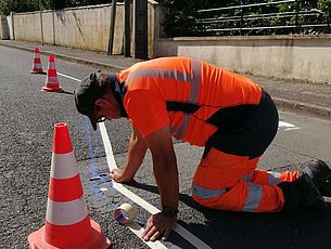 Les services techniques installent la signalétique du 1er double-sens cyclable rue Gambetta à Parthenay - Agrandir l'image (fenêtre modale)