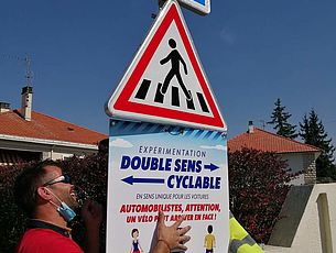 Les services techniques installent la signalétique du 1er double-sens cyclable rue Gambetta à Parthenay - Agrandir l'image (fenêtre modale)