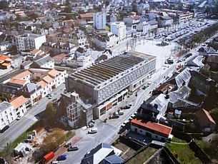 Palais des congrès vue aérienne - Archives Ville de Parthenay - Agrandir l'image (fenêtre modale)