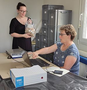Pauline Berger, animatrice culturelle au musée de Parthenay et Christine Redien-Lairé, responsable de collections à la DRAC Nouvelle-Aquitaine, site de Poitiers