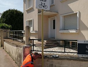 Les services techniques installent la signalétique du 1er double-sens cyclable rue Gambetta à Parthenay - Agrandir l'image (fenêtre modale)