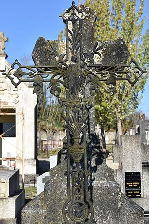 Croix en fer forgé au cimetière de Parthenay - Agrandir l'image (fenêtre modale)