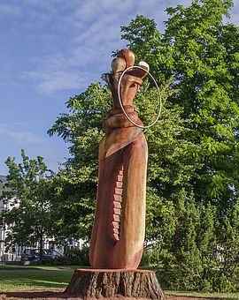 La sculpture baptisée "Circonstance" imaginée par Sarah Neveu, élève à l’Ecole d’arts plastiques communautaire et créée par Jacky Ruchaud, sculpteur à partir d'une bille de bois du séquoia centenaire abattu par la foudre en 2013. - Agrandir l'image (fenêtre modale)
