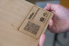 10 QR Codes sont répartis dans le Jardin Férolle. Ils ont été gravé au Fablab grâce à une découpeuse et graveuse laser mis a disposition du public. - Agrandir l'image (fenêtre modale)