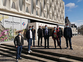 Jean-Michel Prieur, maire de Parthenay, Pierre-Alexandre Pelletier, adjoint en charge des projets structurants, et les représentants de la SCOP Ciné Gâtine (Elisabeth Deseuvre, Joris Barbeau, Marie-Laure Barbeau, Pacôme Delenne, Julien Deseuvres, membres salariés associés à la SCOP Ciné Gâtine et Jean-Paul Chaussoneaux, membre non salarié associé) lors de la conférence de presse du 12 mars 2021. - Agrandir l'image (fenêtre modale)