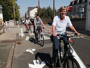 Myriam Petit, déléguée à la mobilité, Pierre-Alexandre Pelletier, adjoint en charge des projets structurants et Chantal Rivault, adjointe à l’urbanisme circulent à vélo (bien-sûr !) sur le 1er double-sens cyclable rue Gambetta à Parthenay - Agrandir l'image (fenêtre modale)