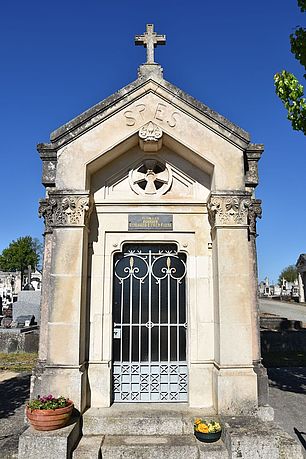 Chapelle Poirier-Guilhaud-Eymer-Faure au cimetière de Parthenay - Agrandir l'image (fenêtre modale)