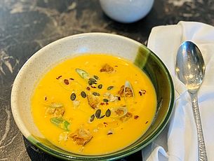 Velouté de butternut, lait de coco, vanille, éclats de noisette et croûtons à l’ail - Agrandir l'image (fenêtre modale)