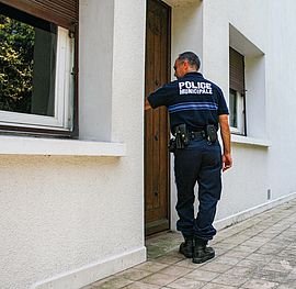 Illustration d'une patrouille de la police municipale au domicile d'un parthenaisien - Agrandir l'image (fenêtre modale)